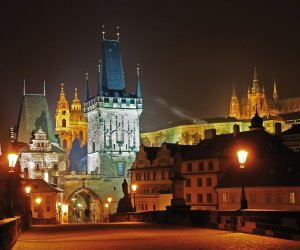Karlsbrücke bei Nacht in Prag