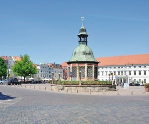 Wasserkunst und Rathaus in Wismar