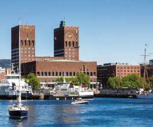 Rathaus und Hafen in Oslo