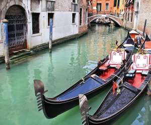 Gondeln im Canal von Venedig