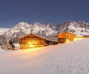 Bauernhof mit dem Wilden Kaiser im Hintergrund 

