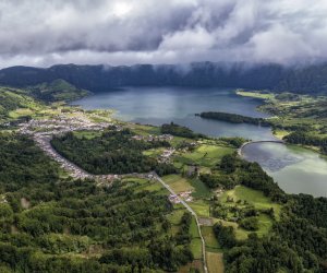 Blick auf Lagoa Azul und Lagoa Verde