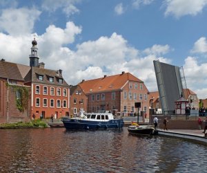 Wasserstrasse mit Klappbruecke in Emden