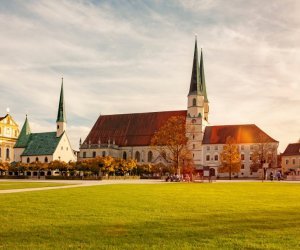 Ansicht von Altötting im Herbst