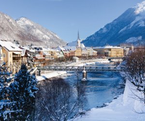 Blick auf die verschneite Esplanade von Bad Ischl