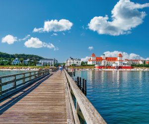 Blick von der Seebrücke auf Strand und Kurhaus Binz