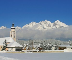 Oberndorfer Kirche mit Kaisergebirge