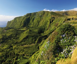 Die Steilwände des Poco da Alagoinha auf den Azoren