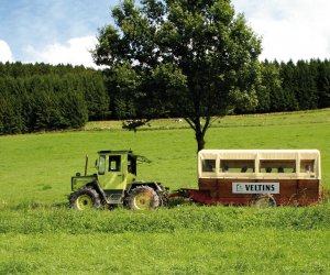 mit Trecker und Planwagen unterwegs