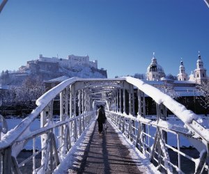 Verschneiter Mozartsteg mit Altstadt