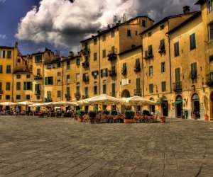 Piazza Anfiteatro in der Altstadt von Lucca