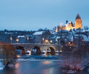 Alte Lahnbrücke in Wetzlar mit Dom im Winter 