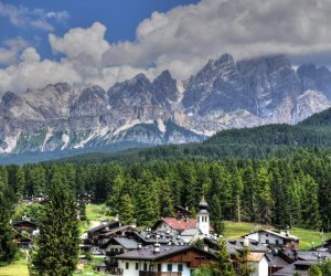 Cortina d'Ampezzo mit Tofana im Hintergrund