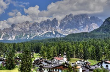 Cortina d'Ampezzo mit Tofana im Hintergrund © TRFilm - stock.adobe.com